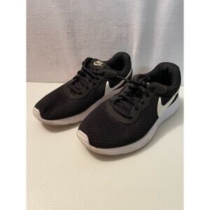 NIKE women’s size 7 running sneaker black white swoosh #812655-011‎